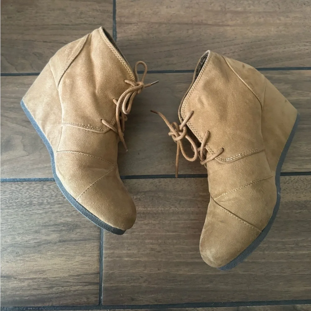 CITY-CLASSIFIED Women's Rex Almond Toe Lace Up Hidden Wedge Ankle Bootie - 7.5